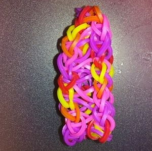 Loom bracket with different colors